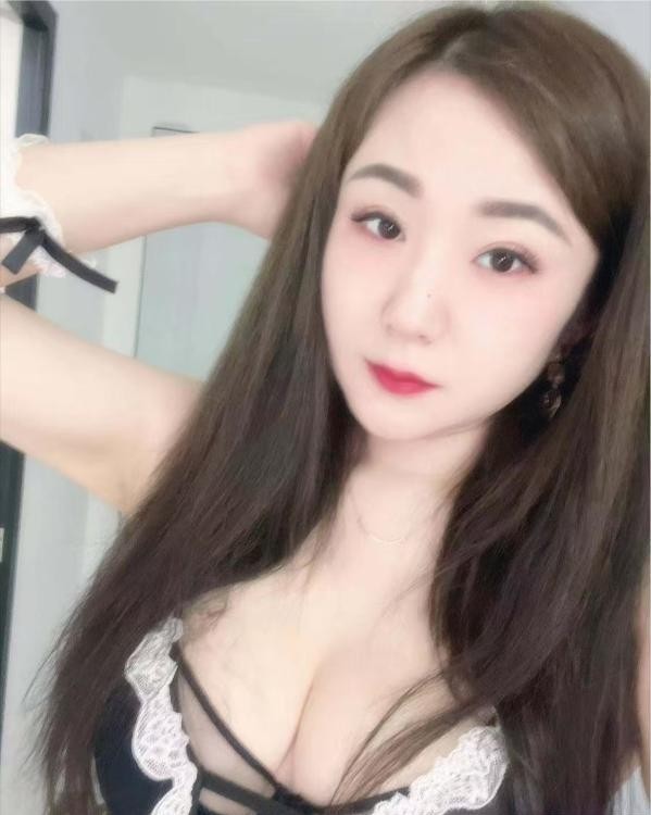 肤白丰满骚小美