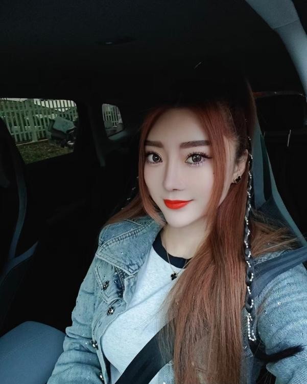 高挑迷人的小姐姐