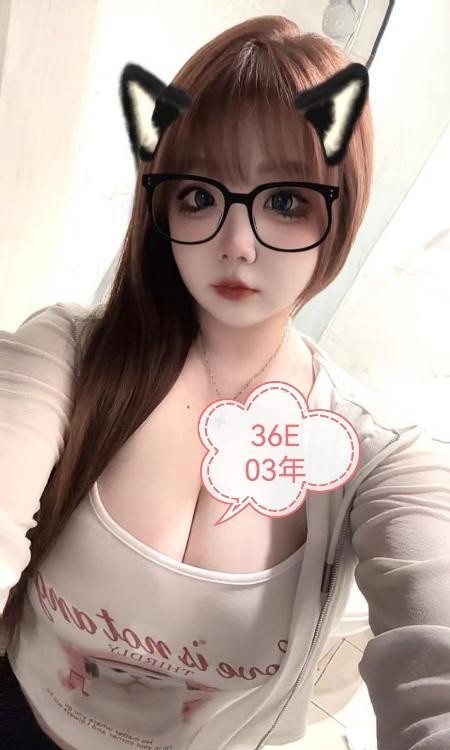 前凸后翘的小妖精