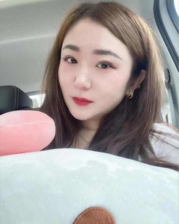 肤白丰满骚小美