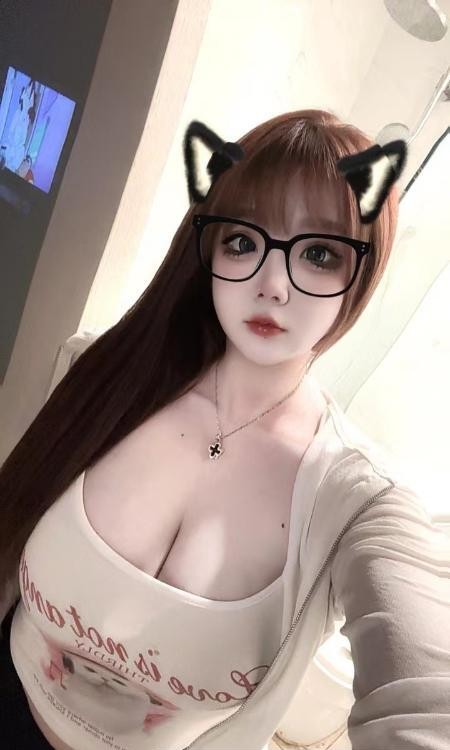 前凸后翘的小妖精