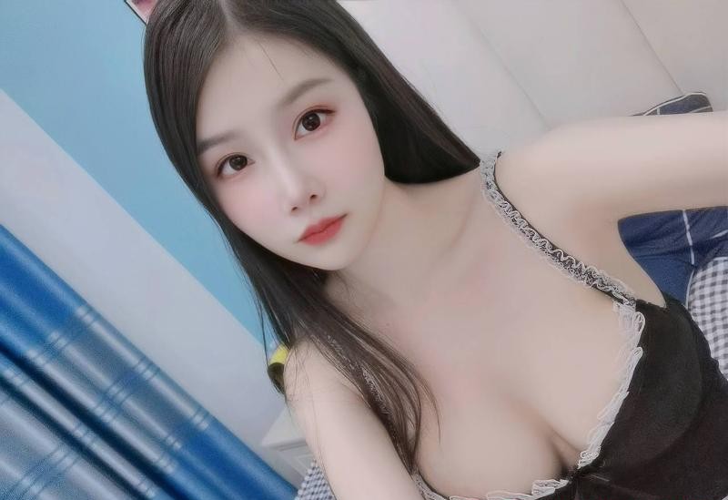 清纯肤白大胸女友