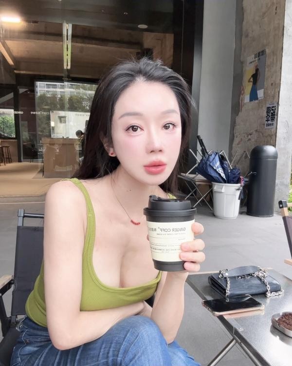 前凸后翘娜娜老师