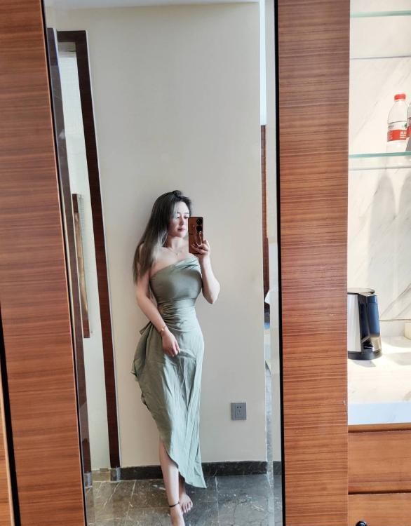 丰满白嫩大胸妹子