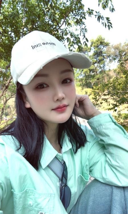 俏皮性感小护士