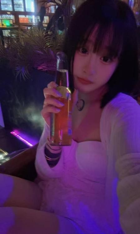 市中心年轻小美眉