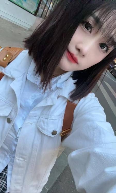 市中心年轻小美眉