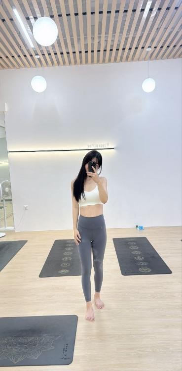 皮肤白嫩研希老师