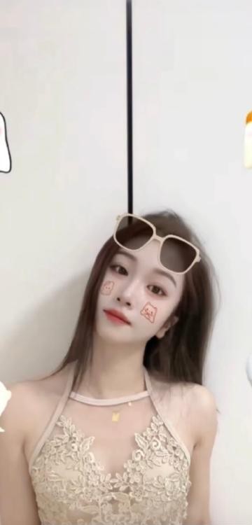 白云高挑气质美女