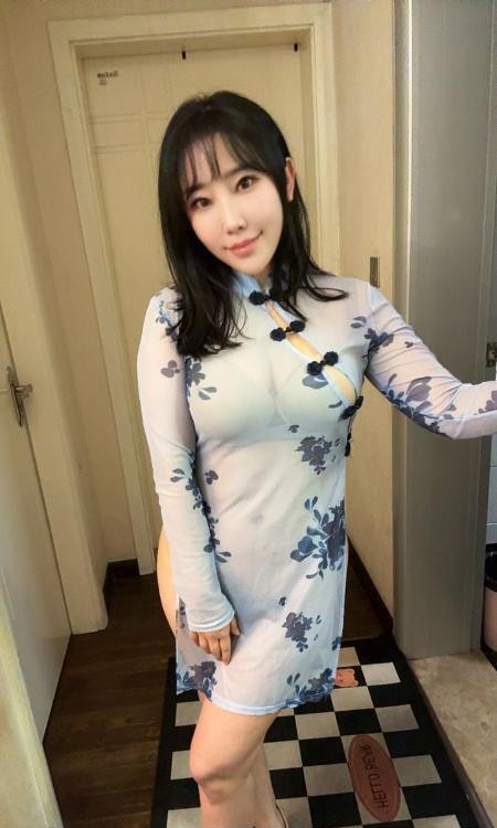 观音桥翘臀美女