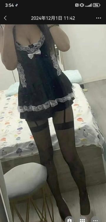 张府园苗条小少妇