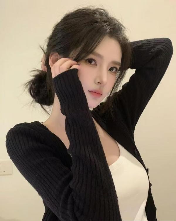 冷白皮大胸长腿美女