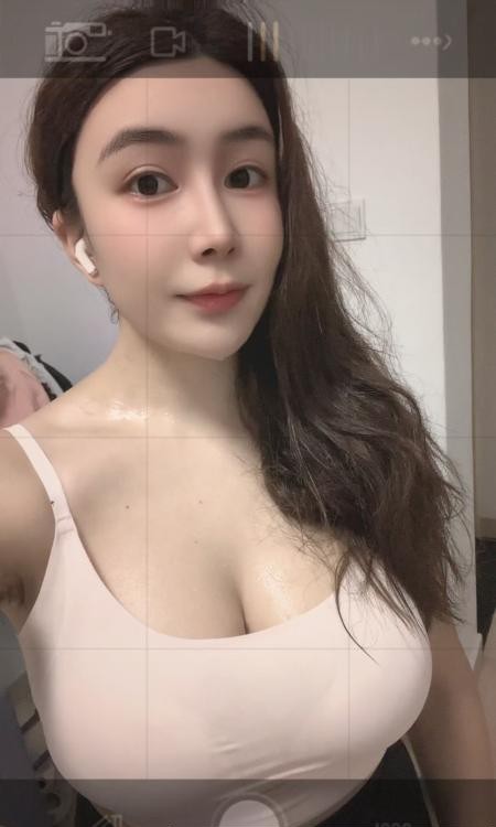 罍街附近的大奶妹