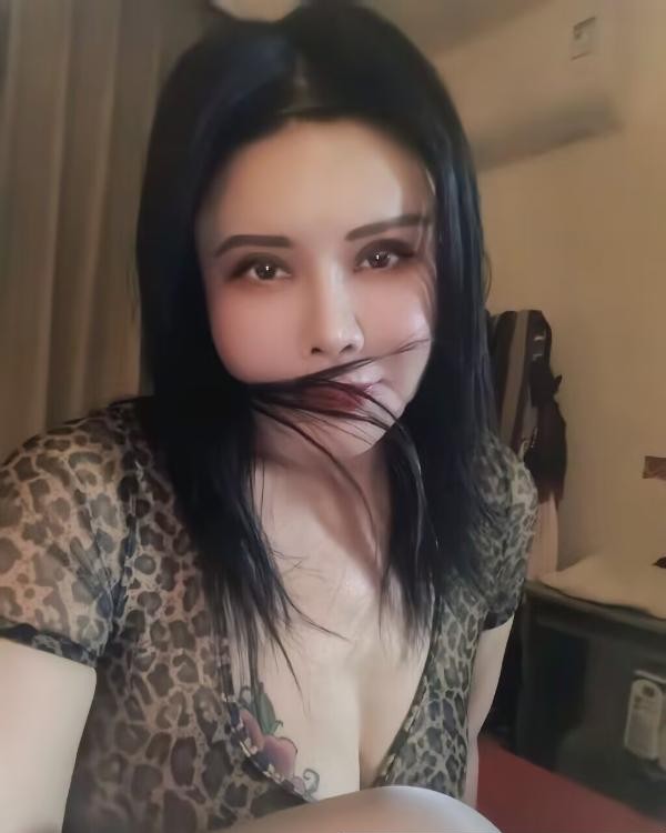 纹身花奶骚浪熟女