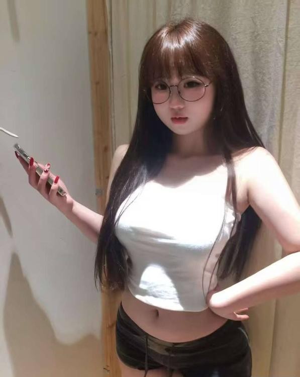 反差骚感眼镜妹