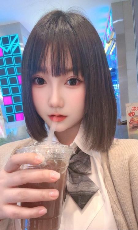 呆萌短发清纯妹子