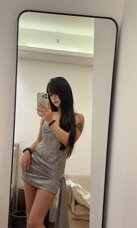 二街肤白翘臀御姐