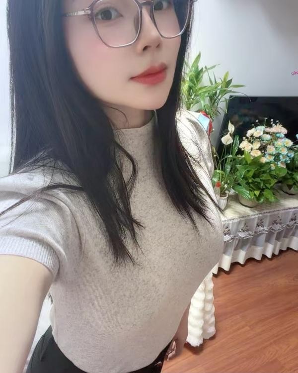 南山气质大胸御姐