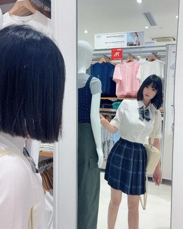 呆萌短发清纯妹子