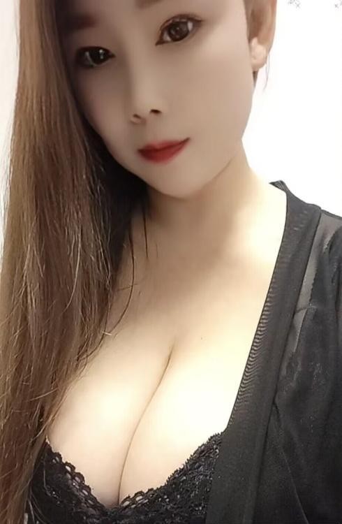 大胸服务型少妇