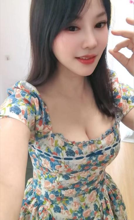 滑嫩肤白大胸小英