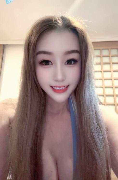 清秀美臀依依