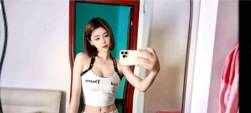 丰满短发美女