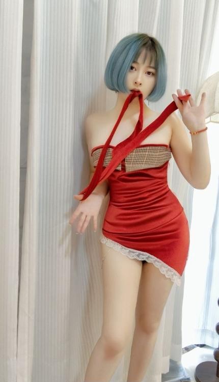 大奶翘臀风骚妹子