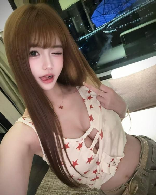 清纯大胸妹子