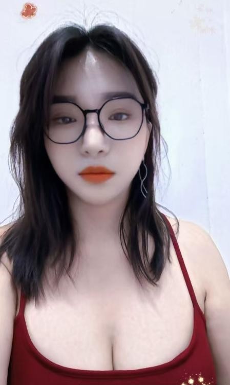 戴眼镜的大胸御姐