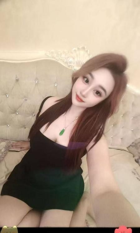 白嫩性感大胸妹妹