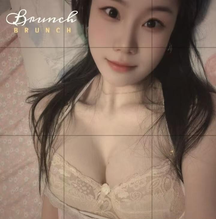 雪白肤丰乳美妇