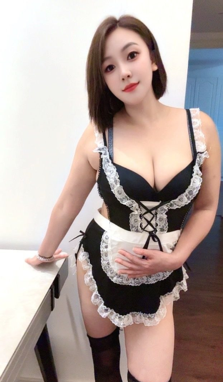舌吻大胸妖姬