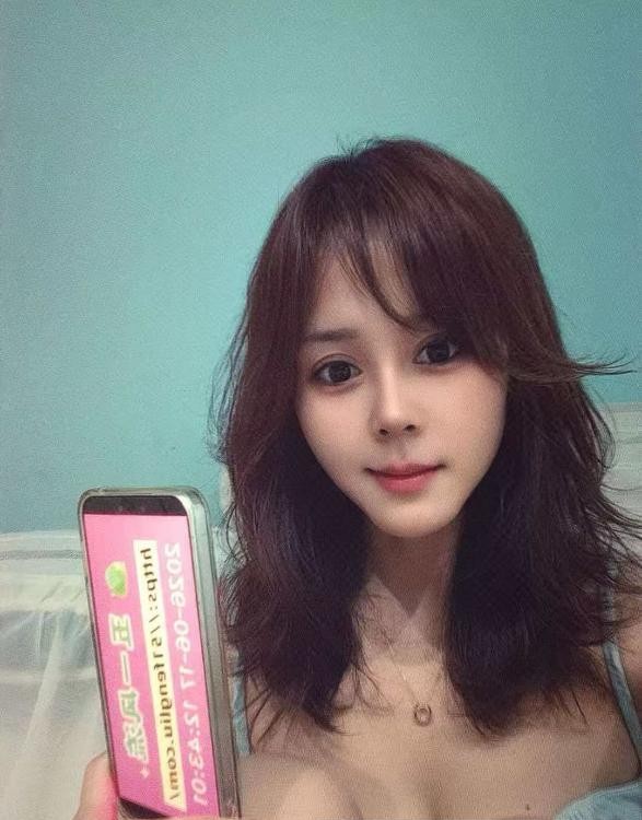 厕所后入大乳嫩妹