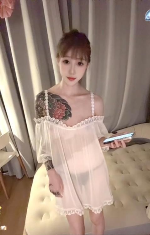 成都美乳纹身妹小井
