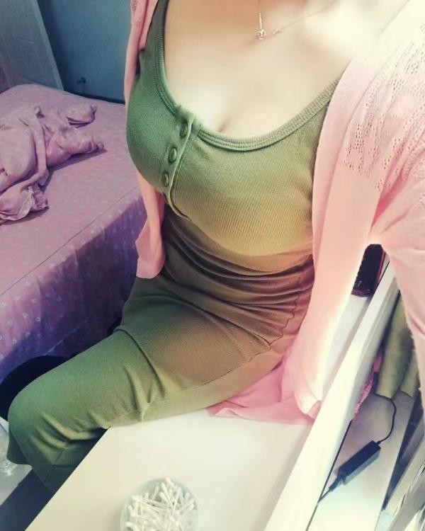 酷似明星柳岩大胸美女