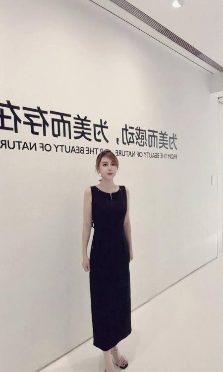 白嫩性感大胸长腿御姐