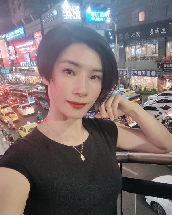 短发娜娜
