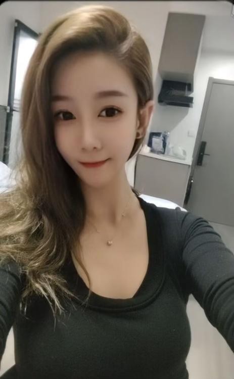 反差感很大美女