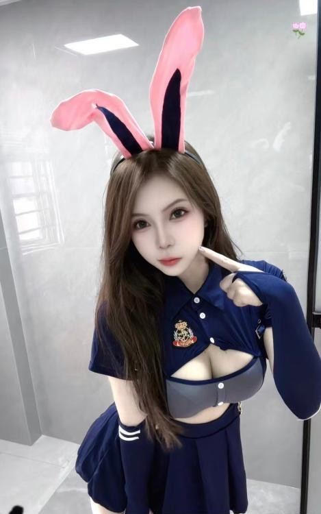 制服大胸小美女