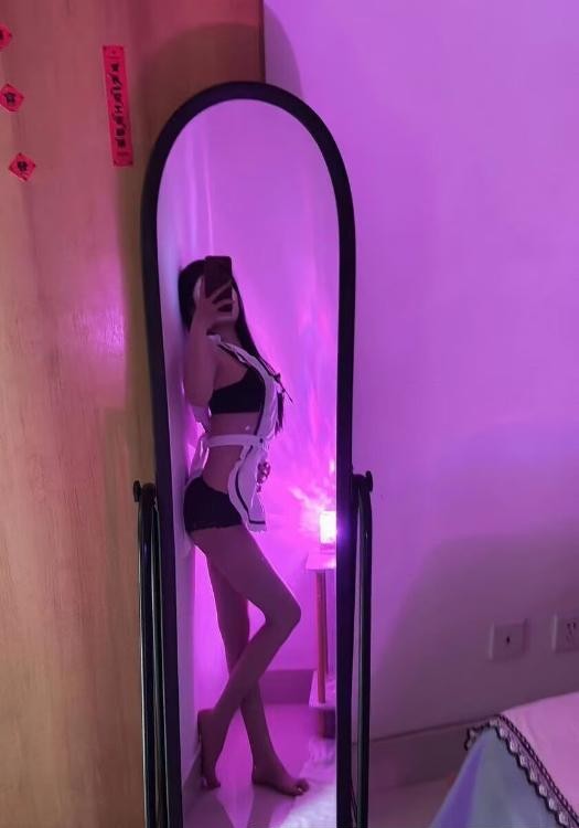 高挑可爱妹子小洋