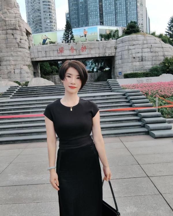 短发娜娜