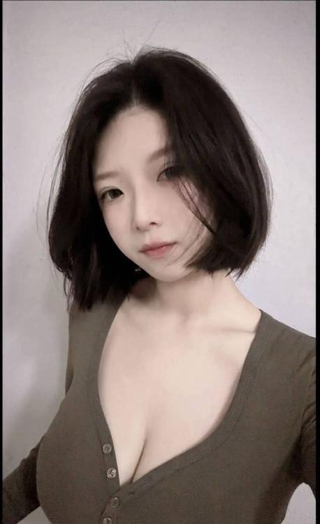 短发性感丰满妹妹