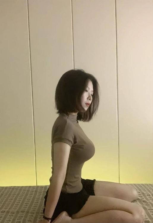 短发性感丰满妹妹