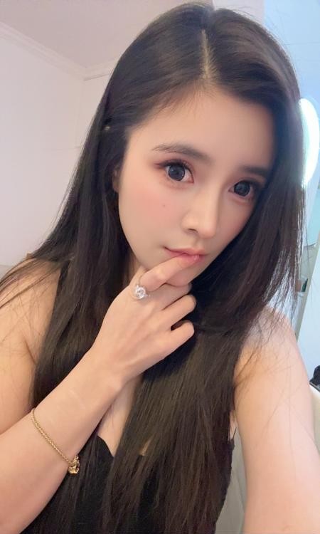 高颜值甜美风小女友