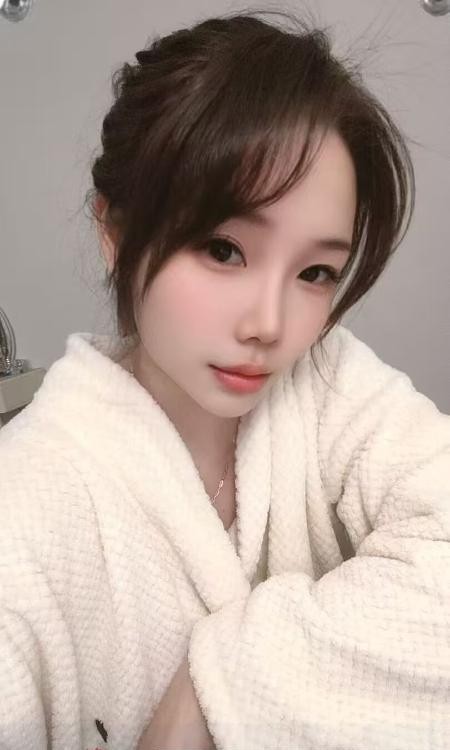短发美乳御姐