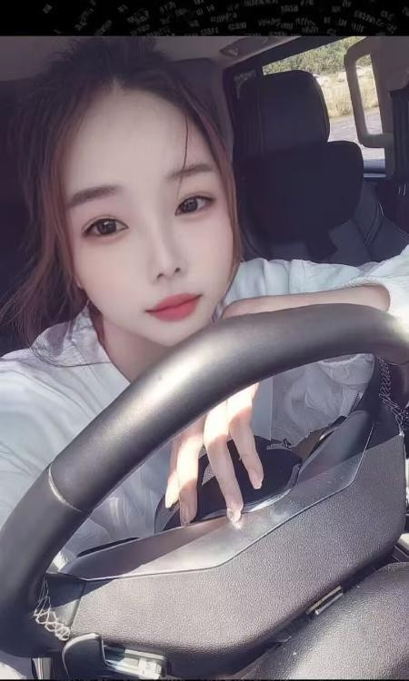 短发美乳御姐