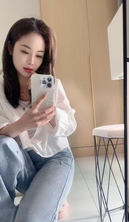 短发美乳御姐