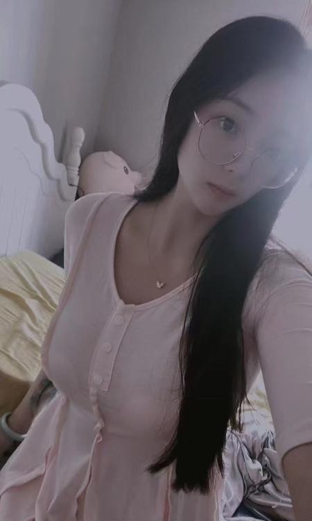 高颜中项口爆小姐姐
