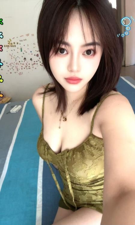 河西两骚妇双飞可舌吻